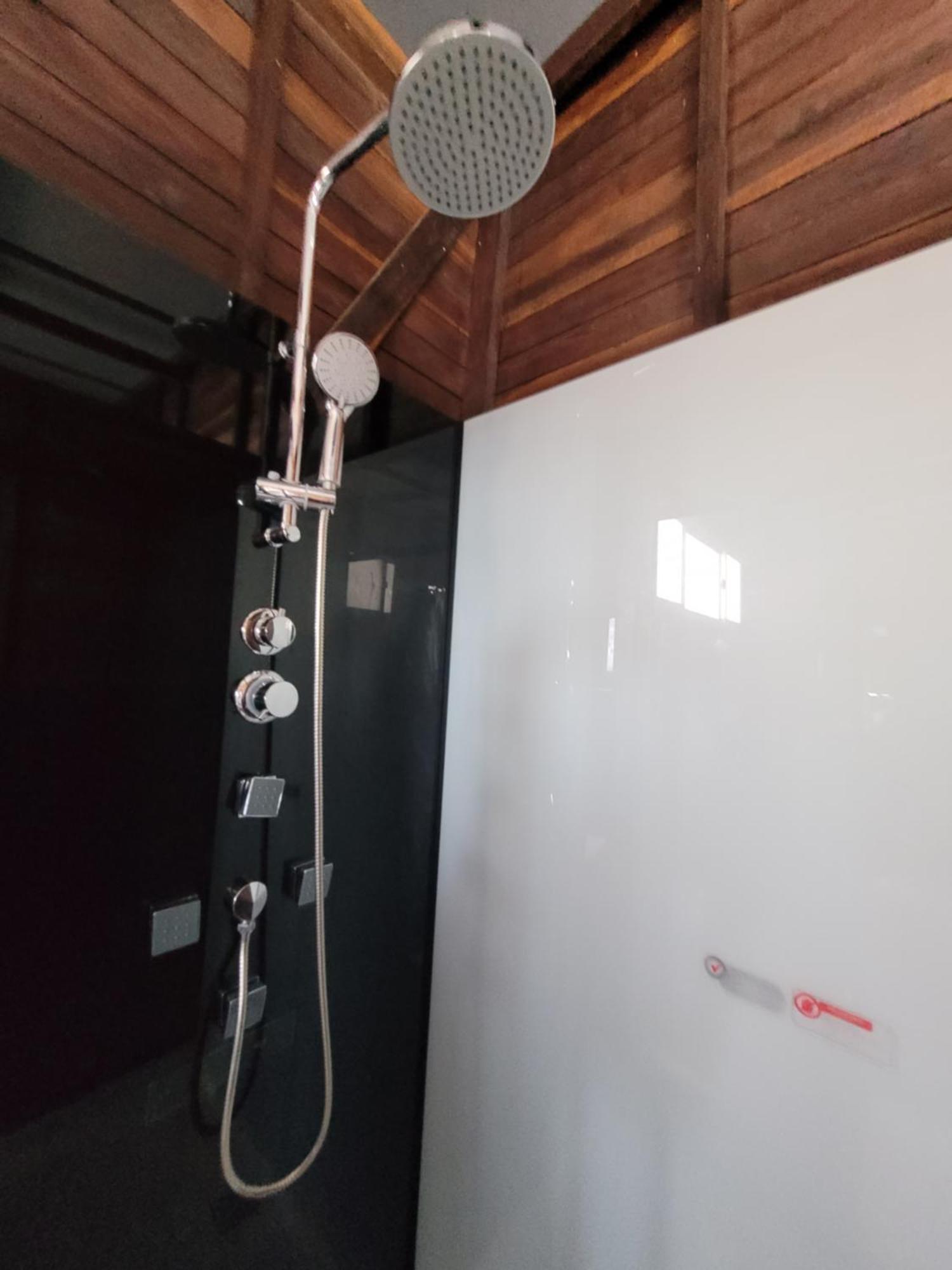 321 Surprise House And Glamping Habitación en casa particular Archibolds